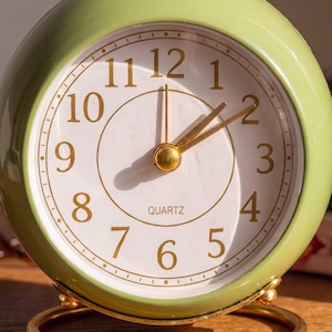 Reloj despertador vintage, reloj de mesita de noche retro de metal con esfera dorada, decoración silenciosa para mesita de noche, verde oliva, azul pizarra, burdeos. imagen 6