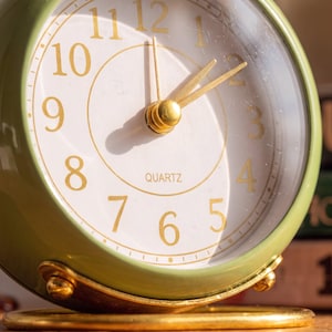 Reloj despertador vintage, reloj de mesita de noche retro de metal con esfera dorada, decoración silenciosa para mesita de noche, verde oliva, azul pizarra, burdeos. imagen 2