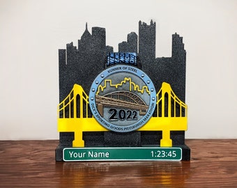 Exhibidor de medallas de la Carrera de la Ciudad de Pittsburgh: personalizado con nombre y tiempo para el maratón o cualquier medalla de carrera de Pittsburgh.