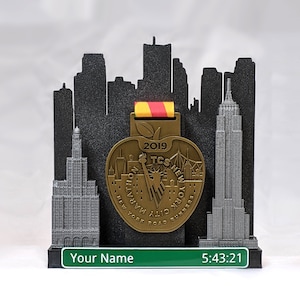 New York City Race-medailledisplay - gepersonaliseerd met naam en tijd, aangepaste kleuren beschikbaar-