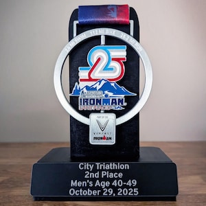 Expositor de medalhas, suporte personalizado para medalhas - Madeira natural ou preta - Ótimo para corridas, maratonas, triatlos, todos os esportes e conquistas