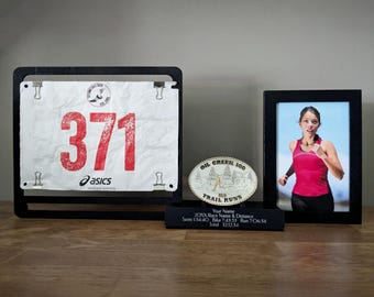 Exhibidor de hebilla personalizado con babero y foto o dos fotos / Negro o marrón resistente / Marcos de 4×6, 5×7, 8×10 / Placa de identificación personalizada opcional