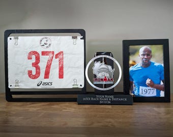 Expositor de medallas con dorsal y foto o dos fotos 3 en 1. Ideal para carreras, maratones, triatlones, deportes y logros. Caja de sombras personalizada.