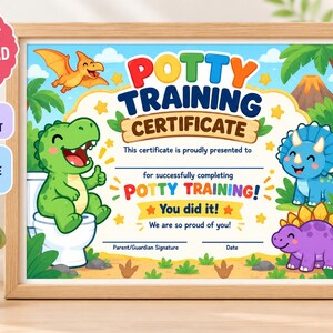 Pode incluir: Um certificado de treino para usar o bacio em formato paisagem numa moldura de madeira, com dinossauros coloridos, um vulcão e palmeiras. O texto diz: Potty Training Certificate, This certificate is proudly presented to, for successfully completing POTTY TRAINING! You did it! We are so proud of you! Parent/Guardian Signature e Date.