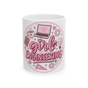 Może przedstawiać: Biały ceramiczny kubek z okrągłą różową grafiką i napisem "girl ENGINEERING". Wzór zawiera ilustracje laptopa z sercem, filiżanki kawy, kalkulatora, żarówki, kół zębatych oraz linijki, utrzymane w odcieniach różu.