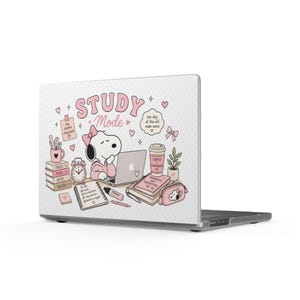 Peut inclure: Un autocollant pour ordinateur portable illustrant Snoopy avec le texte "STUDY MODE" et "one day all this will make sense". Le design présente des fournitures d'étude dans les tons roses, des livres, un café, une horloge et une trousse sur fond blanc.