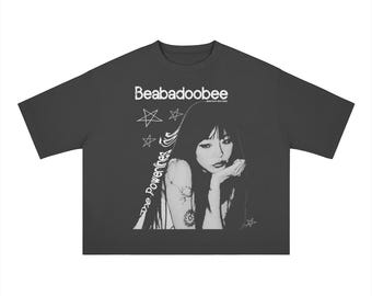 Beabadoobee Tシャツ、ヘビーウェイトのボックスフィットTシャツ、オーバーサイズドロップショルダーTシャツ、綿100％ユニセックスインディーロックトップス、音楽好きへのギフト