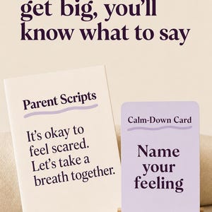 以下が含まれることがあります： Parent Scriptsと書かれた白いカードにはIt's okay to feel scared. Let's take a breath together.と記載されています。隣にはName your feelingと書かれた薄紫色のCalm-Down Cardが木製のスタンドに立てられています。上部のテキストはWhen feelings get big, you'll know what to say.です。
