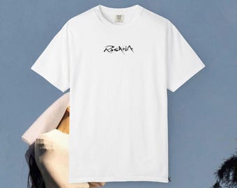 Camiseta Rosalia com estampa gráfica | Camiseta minimalista com escrita cursiva, produto oficial da artista | Camiseta oversized estilo vintage