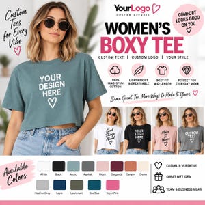 Puede incluir: Una camiseta de corte cuadrado disponible en varios colores, con mangas cortas y cuello redondo. La prenda muestra texto personalizable y un gráfico de corazón. El diseño se presenta en tonos como blanco, negro, azul, rosa y gris.
