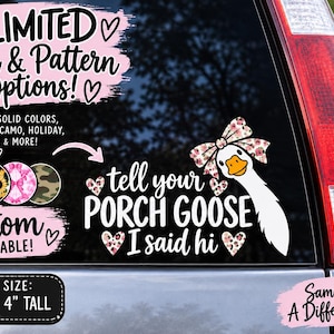 Op de afbeelding: Een vinyl sticker met een witte gans met een oranje snavel en een bloemrijke strik, vergezeld van de tekst "tell your PORCH GOOSE I said hi" omringd door kleine hartjes. De sticker is ongeveer 15,24 cm breed en 10,16 cm hoog.