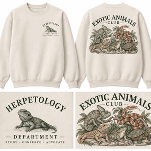 以下が含まれることがあります： ベージュのクルーネックトレーナー。胸元にはトカゲと「HERPETOLOGY DEPARTMENT STUDY CONSERVE ADVOCATE」の文字が小さくプリントされています。背面にはカメレオン、ヘビ、トカゲ、カエル、カメの大きなイラストが描かれています。