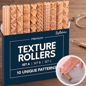 Pode incluir: Um conjunto de dez rolos de textura cilíndricos de madeira com padrões esculpidos distintos, numerados de 01 a 10, numa caixa azul-escura com o rótulo PREMIUM TEXTURE ROLLERS BYLLSTORE 10 UNIQUE PATTERNS. Uma inserção mostra um rolo em uso.