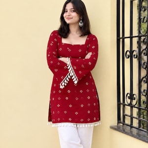 Rojo Bandhani Rayon Short Kurti, Bandhej Print Boho Flare Sleeve Top, Túnica india de manga de campana de cuello cuadrado, Blusa étnica de encaje Boho Shell