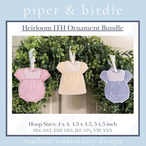 Puede incluir: Tres adornos bordados con forma de ropa de bebé, incluyendo diseños de cuadros vichy rosa, crema liso y cuadros vichy azul. Cada uno tiene un cuello blanco y una cinta blanca. Texto: piper & birdie, Heirloom ITH Ornament Bundle, Hoop Sizes: 10,16 x 10,16, 11,43 x 11,43, 12,7 x 12,7 cm, PES, DST, EXP, HES, JEF, VP3, VIP, XXX, machine embroidery design.