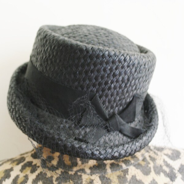 Chapeau en paille noire vintage 60 avec noeud et voilette