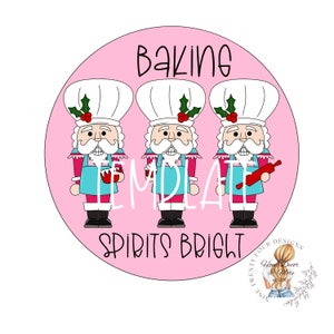以下が含まれることがあります： 「Baking Template Spirits Bright」というテキストと、シェフの帽子をかぶり、お菓子作りの道具を持っている、漫画のナッツクラッカーのキャラクター3人が描かれたピンク色の円。ナッツクラッカーは青いエプロンと赤いズボンを履いています。