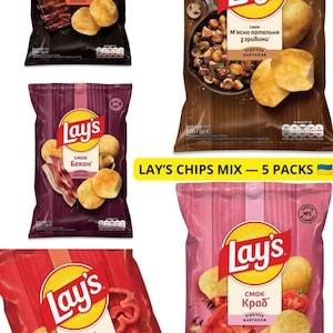 Puede incluir: Una colección de cinco bolsas de patatas fritas Lay's con varios sabores que incluyen costillas a la parrilla, champiñones, beicon, pimentón y cangrejo. Cada bolsa de 120g muestra el logo de Lay's, texto en ucraniano e ingredientes.