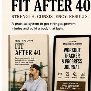 Op de afbeelding: Een boek getiteld Fit After 40 met een praktische gids en een 12-weken workout tracker en voortgangsjournaal. De cover toont een persoon met baard in een wit shirt en zwarte pet. Tekst bevat Strength, Consistency, Results en Studio Van De C.