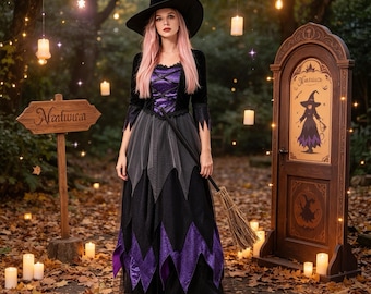 Può includere: Un costume da strega lungo fino ai piedi con un cappello a punta nero, un corpetto a maniche lunghe con allacciatura viola sul davanti e una gonna a strati con pannelli neri e viola a punta. L'outfit è completato da una scopa di legno.