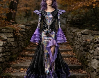 Può includere: Un abito lungo fino ai piedi con un motivo a scaglie metalliche iridescenti sul corpetto e sulla gonna, arricchito da pannelli neri, un'allacciatura in vita e maniche svasate con balze viola a strati. La gonna presenta un alto spacco frontale.