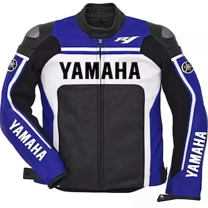Könnte beinhalten: Eine blau-weiß-schwarze Motorradjacke mit Yamaha-Logo auf Brust und Ärmeln sowie R1-Schriftzug auf der oberen Brust. Die Jacke verfügt über einen hohen Kragen, lange Ärmel mit weißem Branding und schützende Schulterpartien.