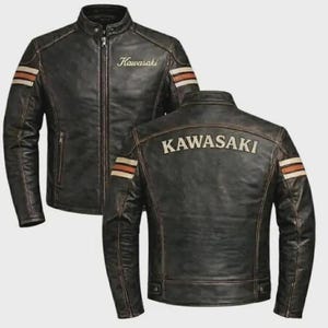 Könnte beinhalten: Eine dunkelbraune Lederjacke mit Stehkragen, durchgehendem Frontreißverschluss und Seitentaschen. Auf der Brust befindet sich der Schriftzug Kawasaki in Schreibschrift, während der Rücken den Schriftzug KAWASAKI mit Streifenakzenten zeigt.