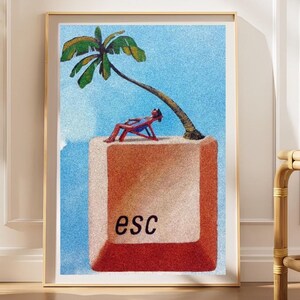 Könnte beinhalten: Ein gerahmter Wandkunstdruck mit einer großen, quadratischen, rotbraunen Computer-Escape-Taste. Eine kleine Figur in einem blauen Liegestuhl ruht auf der Taste unter einer einzelnen grünen Palme vor einem hellblauen Hintergrund. Der Text esc ist gedruckt.