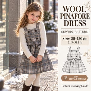 Puede incluir: Un patrón de costura para vestido tipo pichi de lana con diseño de cuadros grises, frente cruzado con cuatro botones oscuros y cinturón de lazo. El PDF digital incluye tallas de 80-130 cm y una guía de costura para esta prenda sin mangas.