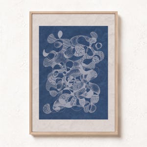Puede incluir: Una lámina de arte enmarcada con un fondo azul profundo y un diseño abstracto central compuesto por formas orgánicas interconectadas de color claro, rellenas con diversos patrones de líneas, puntos y texturas intrincadas en un marco de madera clara.