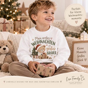 Może przedstawiać: Biała bluza z długim rękawem z grafiką misia w czapce Mikołaja obok choinki i prezentów. Tekst brzmi: Mein erstes WEIHNACHTEN als großer BRUDER. Wzór zawiera małe serduszka i gwiazdki.