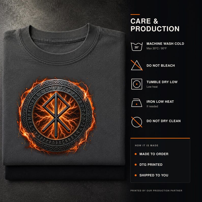 Pode incluir: Uma t-shirt cinzento-escura com um emblema circular apresentando uma runa central rodeada por um anel de runas e efeitos de rel&acirc;mpagos laranja. &Agrave; direita, o texto CARE & PRODUCTION apresenta s&iacute;mbolos de lavagem e instru&ccedil;&otilde;es de cuidado.