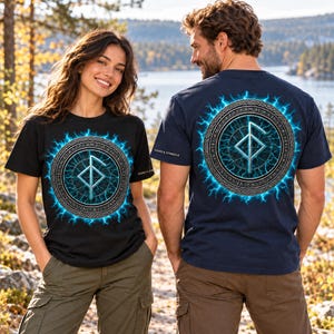 Może przedstawiać: Czarny t-shirt z okrągłą grafiką przedstawiającą centralny symbol runiczny otoczony świecącym niebieskim efektem elektrycznym oraz obw&oacute;dką z tekstem runicznym. Projekt zawiera mały napis SIGNS & SYMBOLS na rękawie.