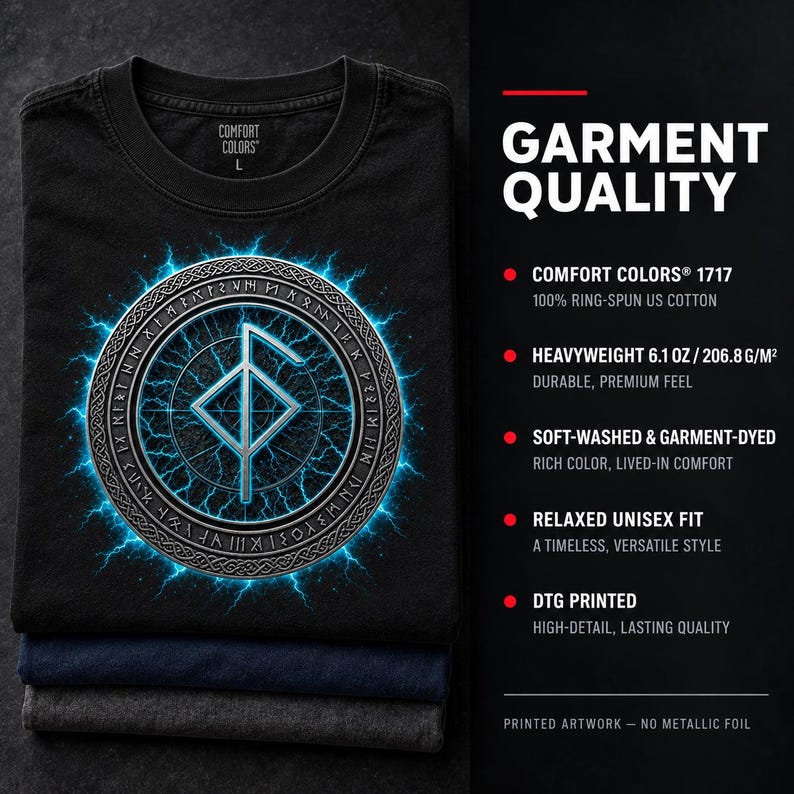 Może przedstawiać: Czarny t-shirt z okrągłą grafiką przedstawiającą centralny symbol runiczny otoczony niebieskimi błyskawicami i tekstem runicznym. Tekst po prawej stronie wymienia szczeg&oacute;ły jakości odzieży, w tym Comfort Colors 1717, 206,8 g/m2 i nadruk DTG.