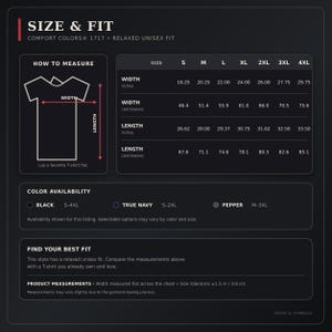 Pode incluir: Uma tabela de tamanhos para camisetas unissex Comfort Colors 1717. O gr&aacute;fico exibe um diagrama de medidas, uma tabela com largura e comprimento em polegadas e cent&iacute;metros para tamanhos de P a 4GG, e cores dispon&iacute;veis em preto, azul marinho e pimenta.
