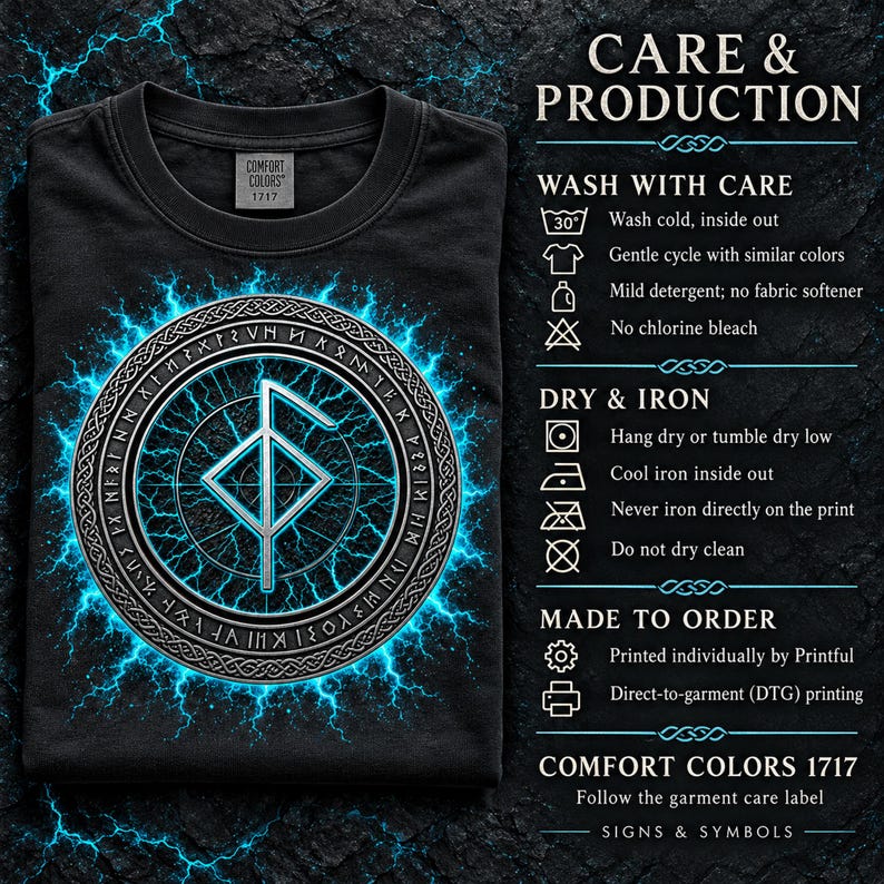 Może przedstawiać: Czarny t-shirt z okrągłą grafiką przedstawiającą centralny symbol runiczny otoczony pierścieniem tekstu i efektami niebieskich błyskawic. Po prawej stronie znajdują się instrukcje dotyczące prania i prasowania z ikonami.