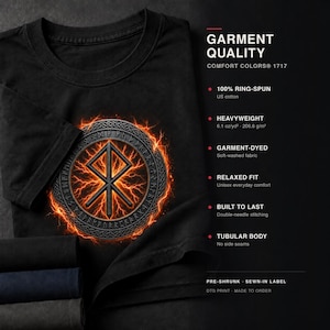 Pode incluir: Uma t-shirt preta com um gr&aacute;fico circular apresentando um s&iacute;mbolo r&uacute;nico central rodeado por efeitos de rel&acirc;mpagos laranja. O texto &agrave; direita detalha a qualidade da pe&ccedil;a: Comfort Colors 1717, 100% algod&atilde;o ring-spun, tecido pesado 206,8 g/m2, tingido, ajuste relaxado, costura dupla e corpo tubular.