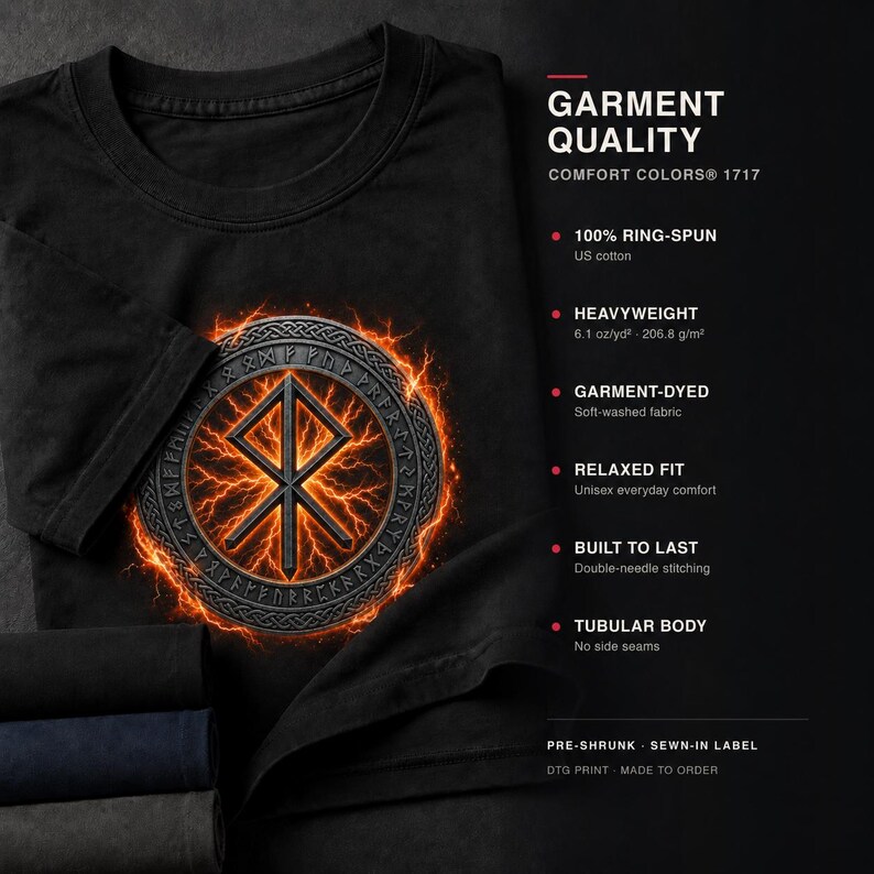 Pode incluir: Uma t-shirt preta com um gr&aacute;fico circular apresentando um s&iacute;mbolo r&uacute;nico central rodeado por efeitos de rel&acirc;mpagos laranja. O texto &agrave; direita detalha a qualidade da pe&ccedil;a: Comfort Colors 1717, 100% algod&atilde;o ring-spun, tecido pesado 206,8 g/m2, tingido, ajuste relaxado, costura dupla e corpo tubular.