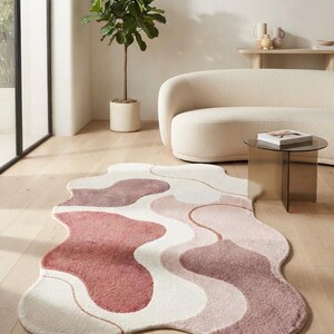 Modern abstract roze vloerkleed, handgetuft tapijt met onregelmatige organische vormen, golvend kleed in oudroze crème, eigentijdse slaapkamerdecoratie