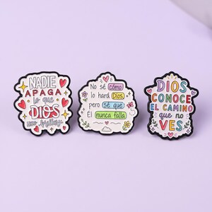Broche de fe cristiana, pin de solapa con versículo bíblico en español, regalo religioso inspirador, joyería cristiana para mujeres, insignia con escritura.