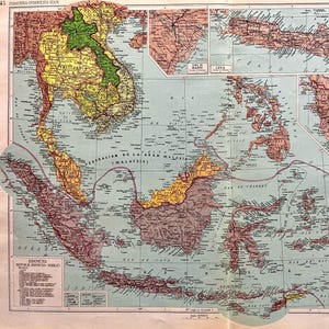 Può includere: Una mappa stampata in stile vintage del Sud-est asiatico, che include Indocina, Indonesia e Malesia. La mappa presenta topografia dettagliata, coste e confini regionali in tonalità di giallo, verde e marrone, con etichette di testo in spagnolo.