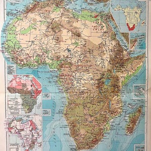 Può includere: Una mappa fisica dell'Africa stampata su carta, caratterizzata da una grande mappa topografica centrale circondata da mappe più piccole che dettagliano etnografia, esplorazione, vegetazione, clima, precipitazioni e placche tettoniche con testo in spagnolo.