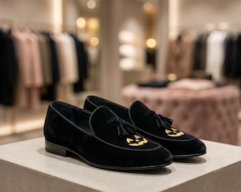 Mocasines de terciopelo negro con borlas para hombre, zapatos de Halloween con bordado de calabaza dorada