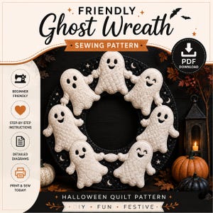 Puede incluir: Un patrón de costura para una corona de fantasmas amigables con una base circular negra acolchada y figuras de fantasmas blancas tomadas de la mano. El texto dice Friendly Ghost Wreath, Sewing Pattern, PDF Download y Halloween Quilt Pattern.