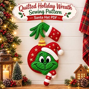 Puede incluir: Un patrón de costura para corona navideña acolchada en PDF con una mano verde sosteniendo un adorno rojo con gorro de Santa y un bastón de caramelo. El texto dice Quilted Holiday Wreath Sewing Pattern Santa Hat PDF.