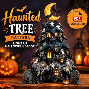 Puede incluir: Una decoración de árbol de Halloween en forma de cono con un exterior de tela oscura con fantasmas, árboles y ventanas iluminadas. El árbol está coronado por una luna creciente amarilla brillante y murciélagos, flanqueado por dos lápidas RIP y un farol.