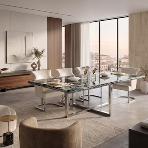 Puede incluir: Una mesa de comedor rectangular con una superficie de piedra pulida verde y gris y una base de metal plateado, rodeada por cuatro sillas tapizadas de color crema con marcos de metal plateado, en una habitación con paneles de madera.