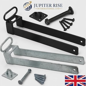 Könnte beinhalten: Ein Set aus zwei Metall-Torangeln, eine schwarz und eine verzinkt, jeweils mit langem Band und Schlaufengriff. Das Set enthält zwei quadratische Montageplatten mit Ösen, zwei Schlossschrauben sowie acht schwarze und silberne Holzschrauben.