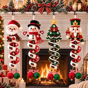 Könnte beinhalten: Vier gehäkelte Weihnachtsanhänger in Form eines Weihnachtsmanns, eines Schneemanns, eines Weihnachtsbaums und eines Nussknackers. Jede Figur ist an einem langen, spiralförmigen, rot-weißen Häkelschwanz befestigt, der in zwei kleinen Glöckchen endet.