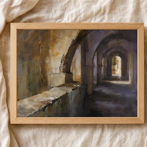 Könnte beinhalten: Ein rechteckiger Holzrahmen mit einem Gemälde eines gewölbten Steinkorridors. Das Kunstwerk zeigt warme goldene und braune Töne auf den strukturierten Wänden, die mit tiefvioletten Schatten und einer hellen, sonnigen Öffnung kontrastieren.